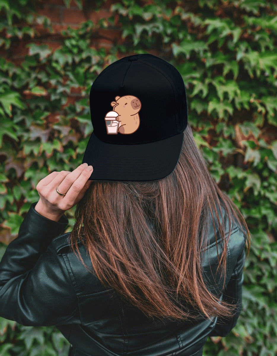 Gorra Negra Tipo Baseball – Capibara con Malteada | Accesorios Unisex