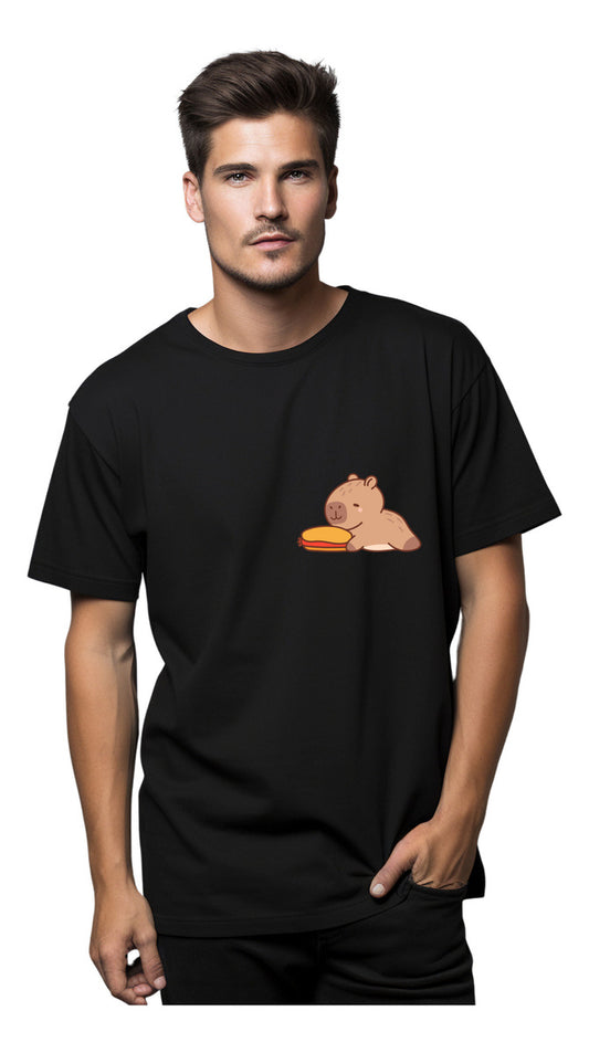 Playera Negra Hombre – Capibara con Salchicha Hot Dog Divertido | Minimalismo Urbano