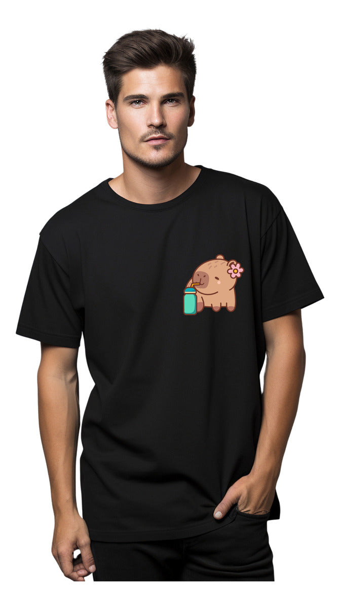 Playera Negra Hombre – Capibara con Juguito | Modelismo Urbano