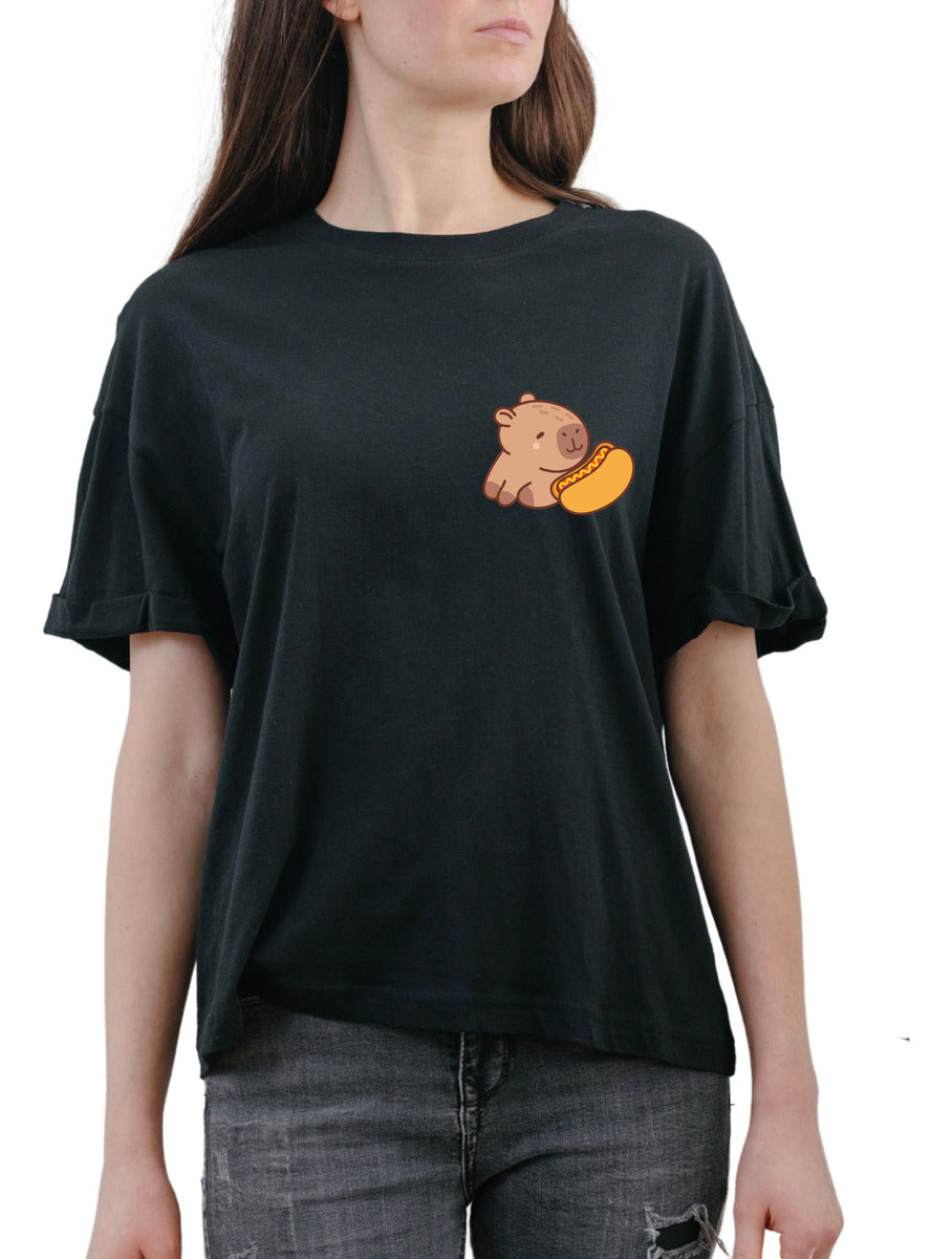 Playera Negra Mujer – Capibara con Hot Dog Divertido | Minimalismo Urbano