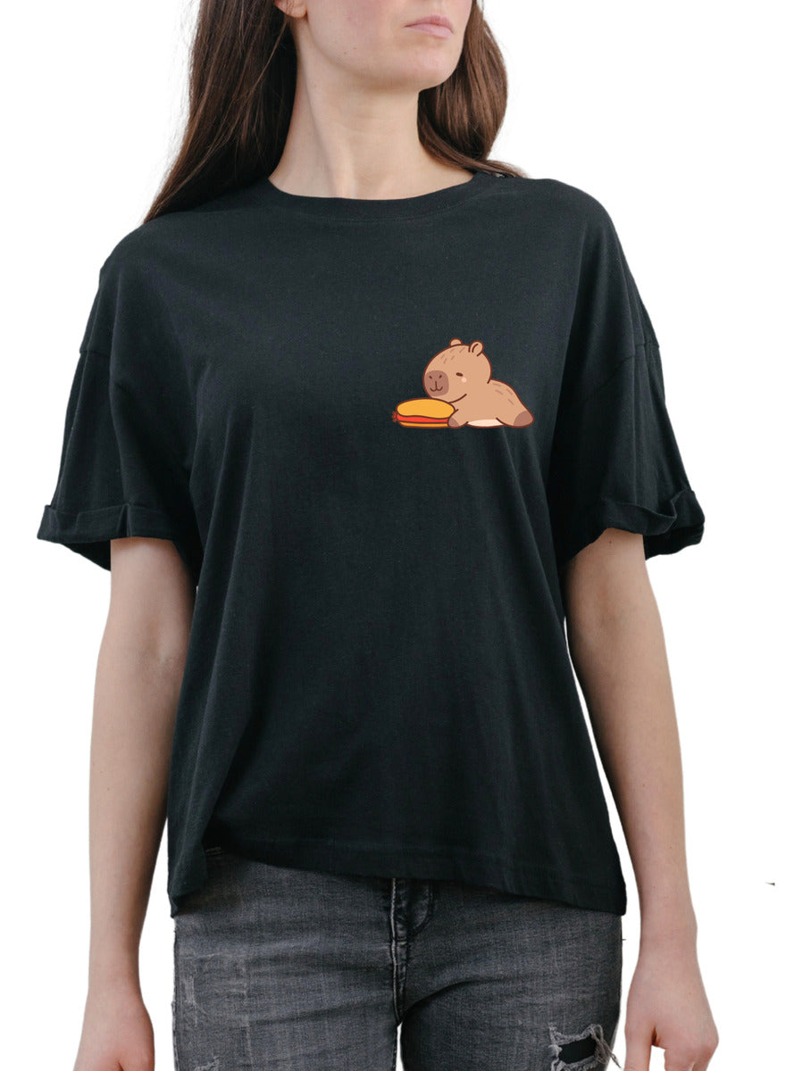 Playera Negra Mujer – Capibara con Salchicha Hot Dog Divertido | Minimalismo Urbano