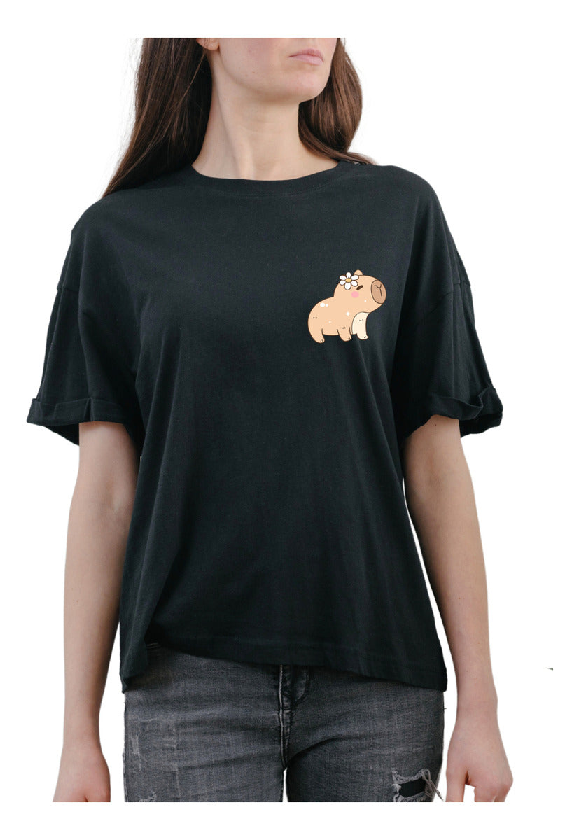 Playera Negra Mujer – Capibara con Flor | Minimalismo Urbano