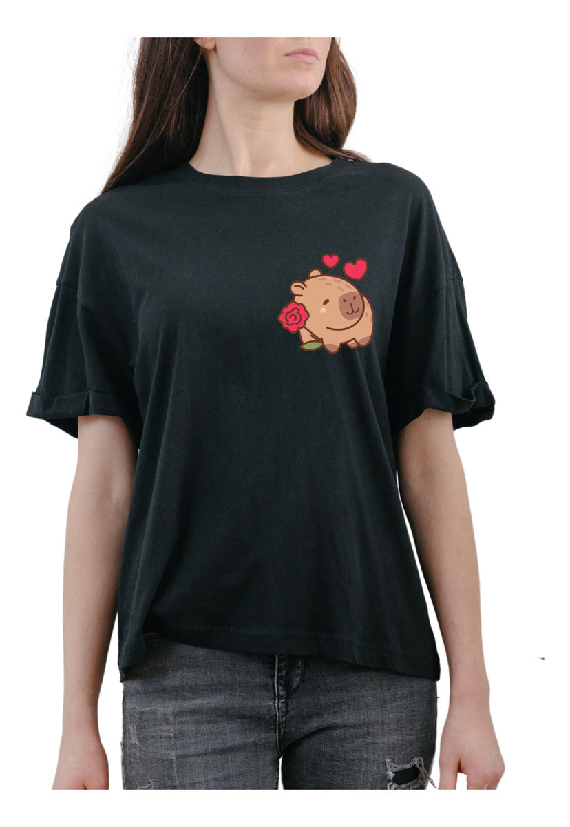 Playera Negra Mujer – Capibara con Rosa y Corazones | Minimalismo Urbano