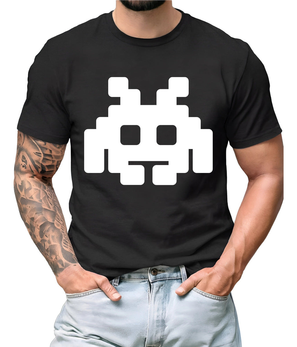 Playera Blanca y Negra Hombre – Marciano Pixel Art Minimalista | Minimalismo Urbano