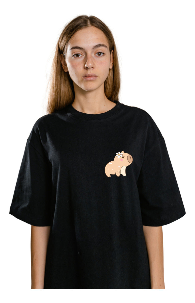 Playera Negra Mujer – Capibara con Flor | Minimalismo Urbano