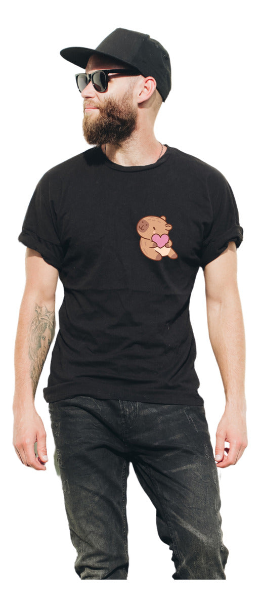 Playera Negra Hombre – Capibara con Corazón | Minimalismo Urbano