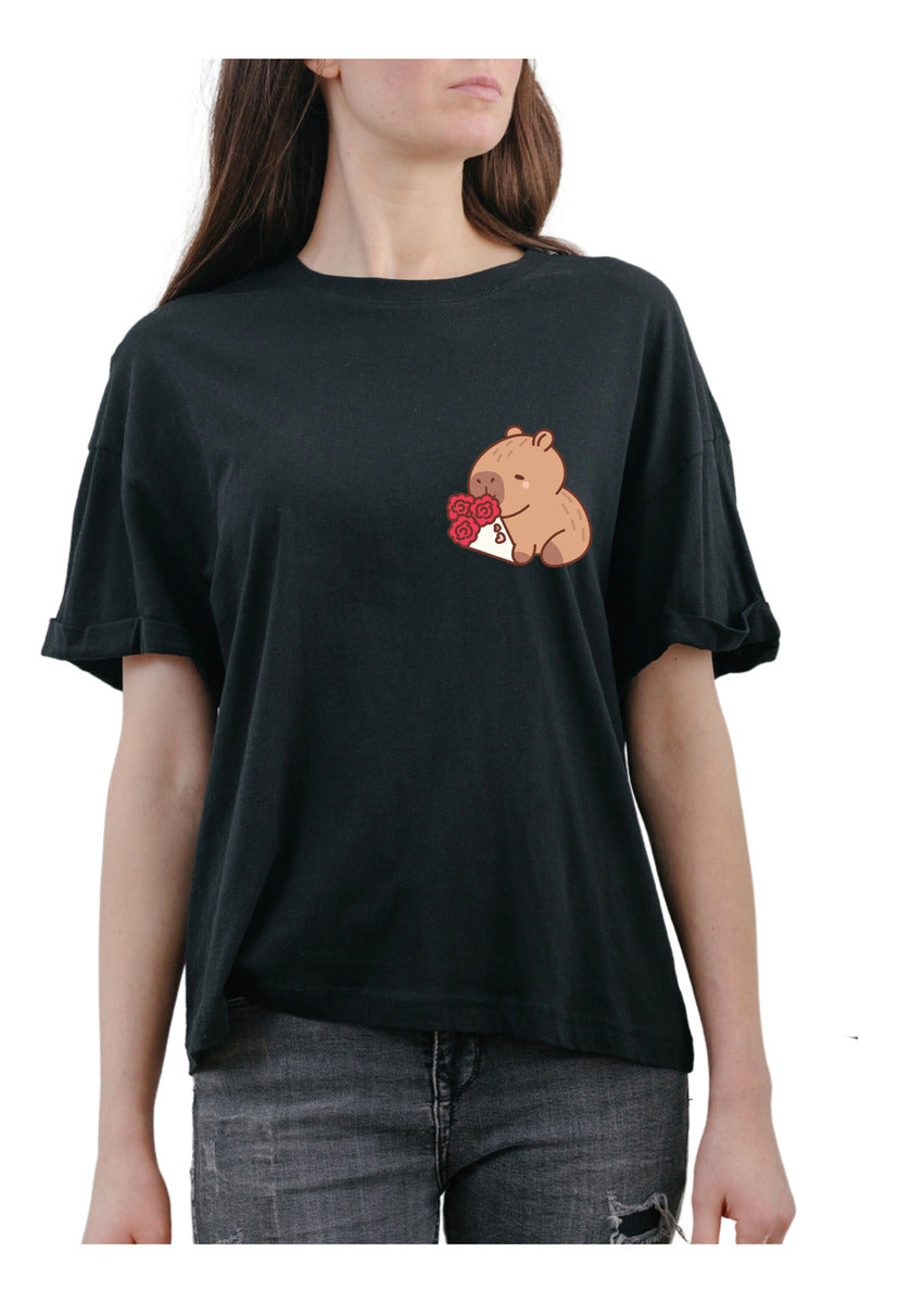 Playera Negra Mujer – Capibara con Ramo de Rosas | Minimalismo Urbano