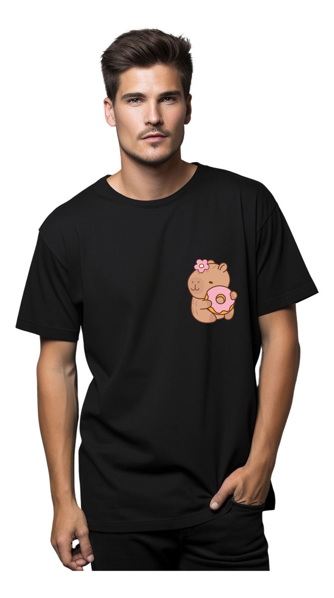 Playera Negra Hombre – Capibara con Dona Divertido | Minimalismo Urbano