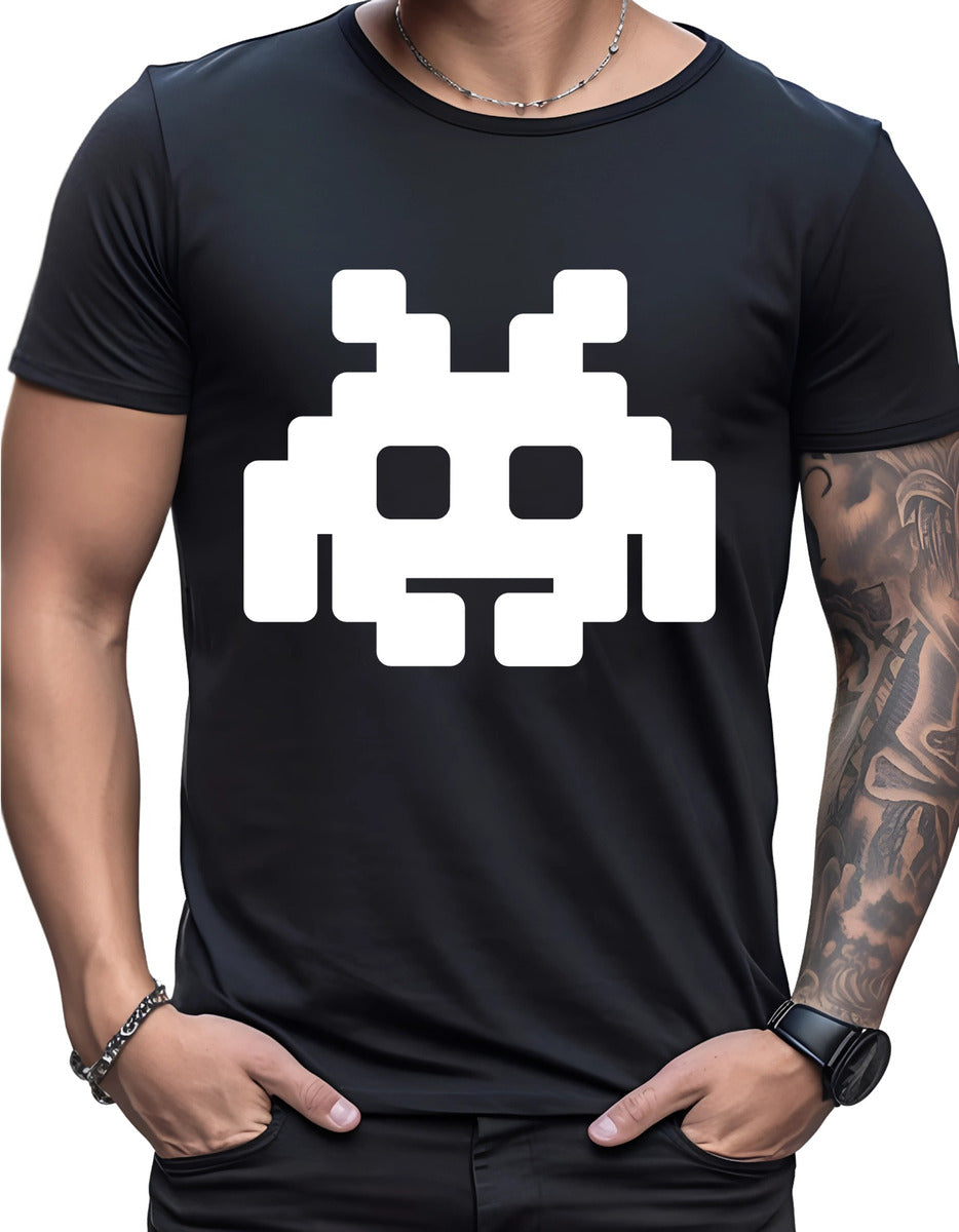 Playera Blanca y Negra Hombre – Marciano Pixel Art Minimalista | Minimalismo Urbano