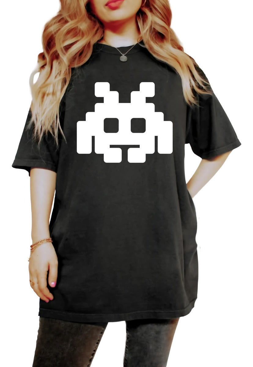 Playera Blanca y Negra Mujer – Marciano Pixel Art Minimalista | Minimalismo Urbano