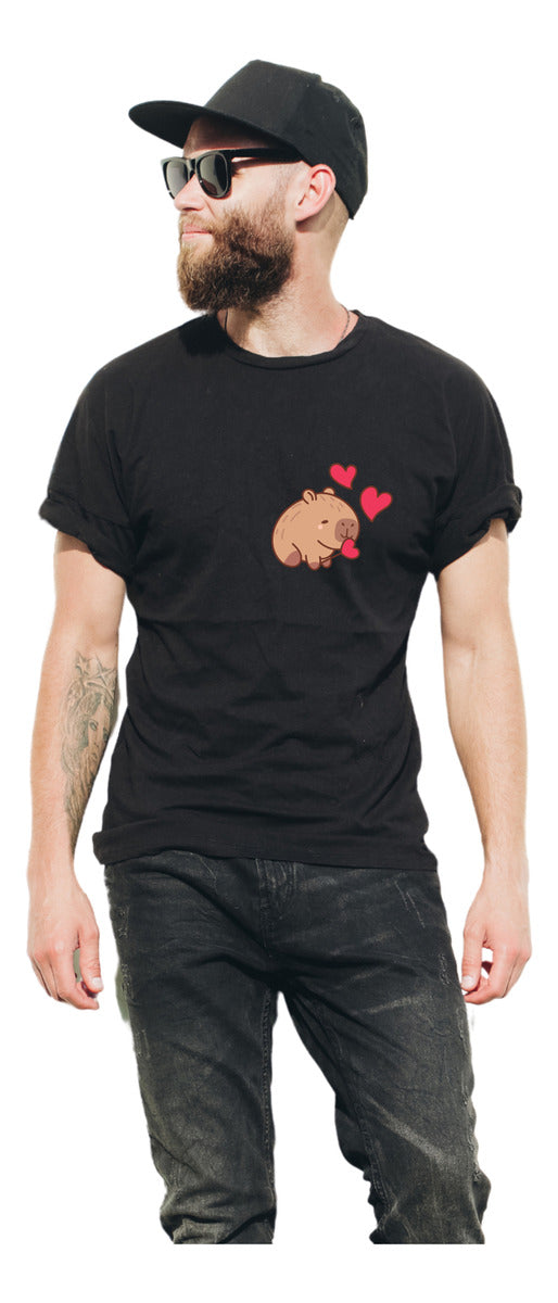 Playera Negra Hombre – Capibara Enamorado | Minimalismo Urbano