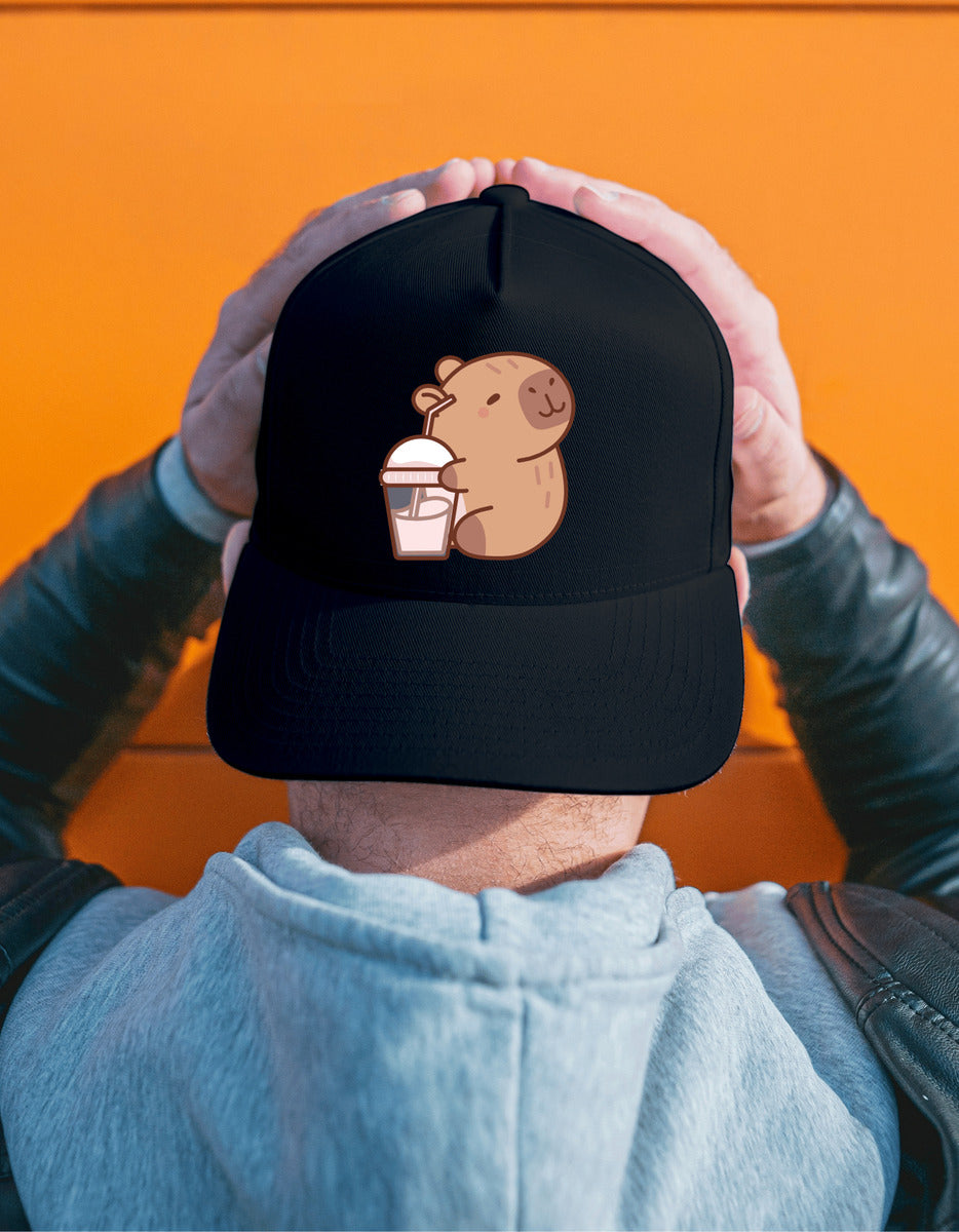 Gorra Negra Tipo Baseball – Capibara con Malteada | Accesorios Unisex