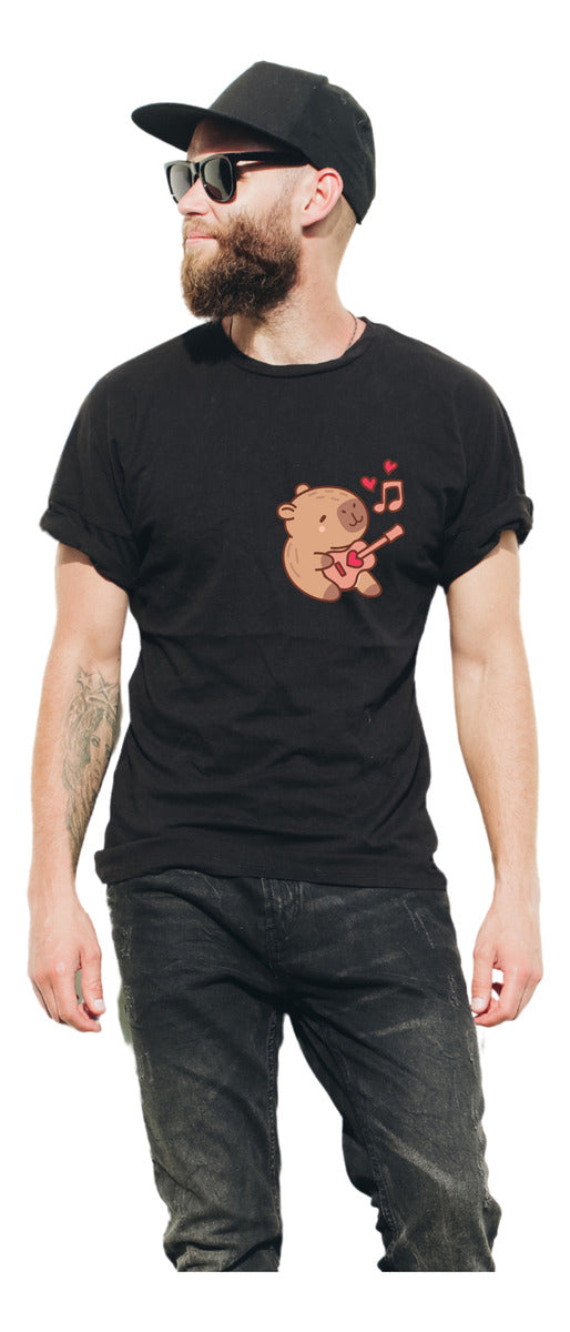Playera Negra Hombre – Capibara Tocando Guitarra | Minimalismo Urbano