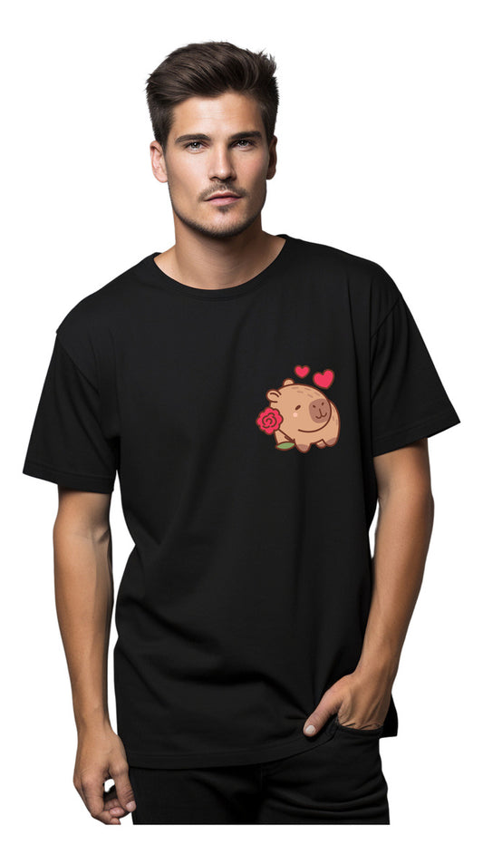 Playera Negra Hombre – Capibara con Rosa y Corazones | Minimalismo Urbano