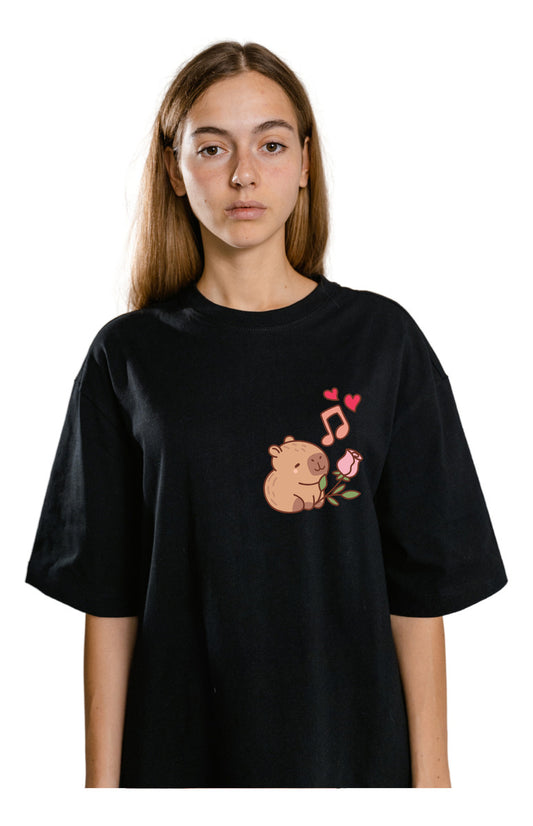 Playera Negra Mujer – Capibara Cantando con Corazones | Minimalismo Urbano