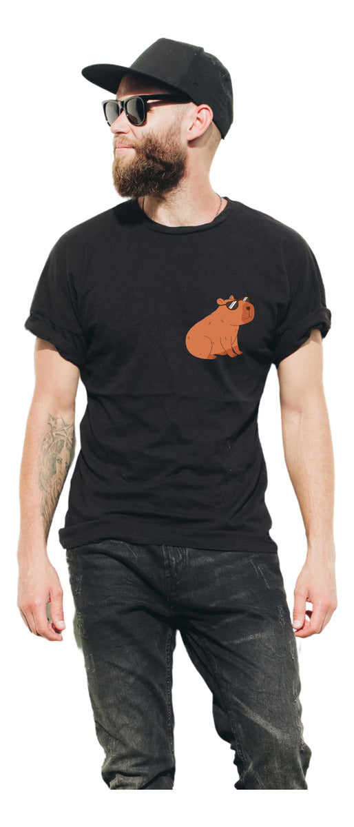 Playera Negra Hombre – Capibara con Lentes Cool | Minimalismo Urbano
