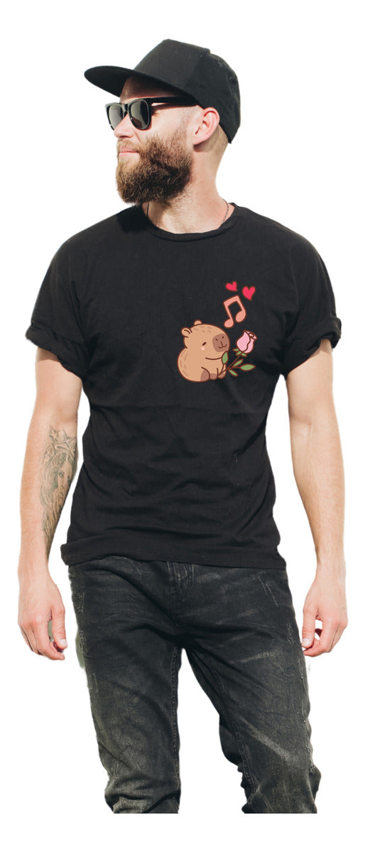 Playera Negra Hombre – Capibara Cantando con Corazones | Minimalismo Urbano