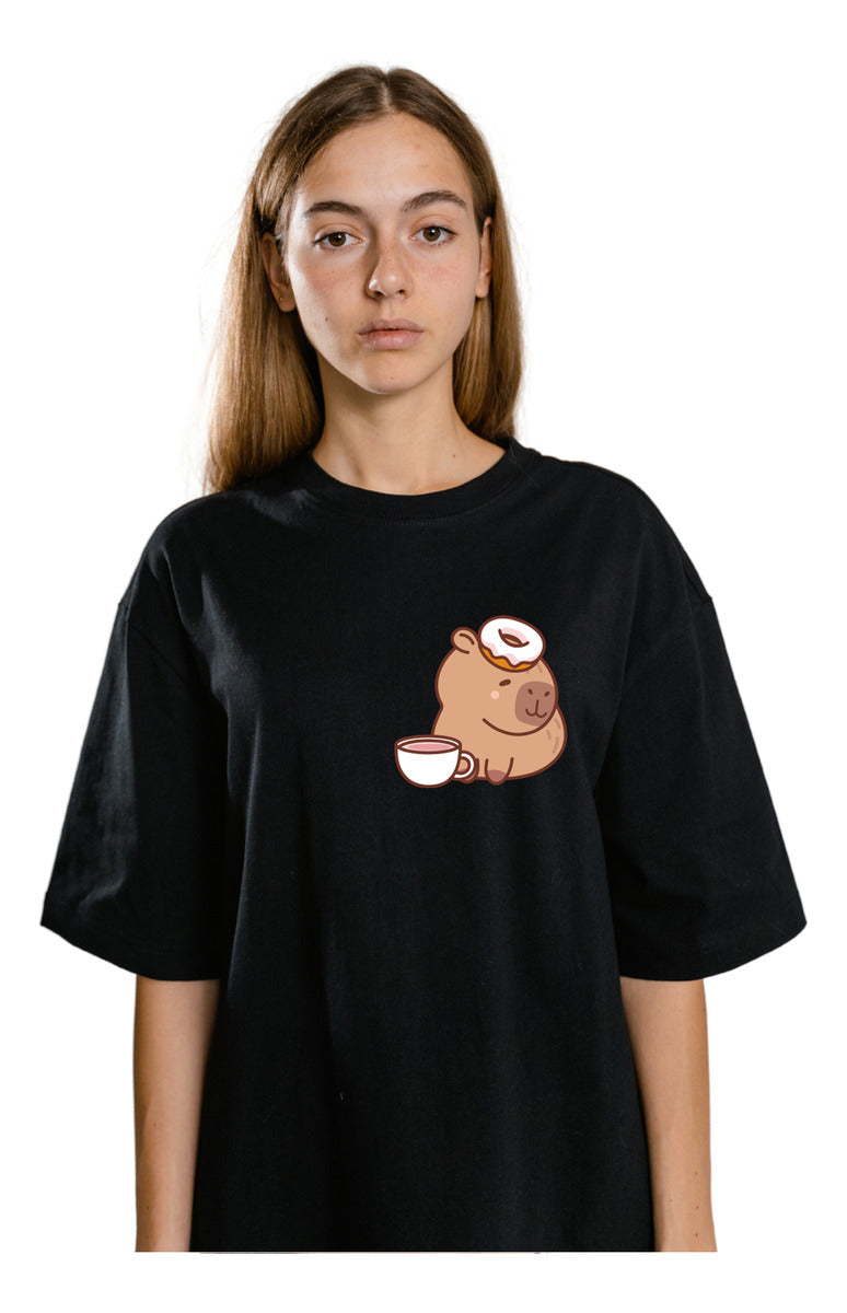 Playera Negra Hombre – Capibara con Dona y Café | Minimalismo Urbano