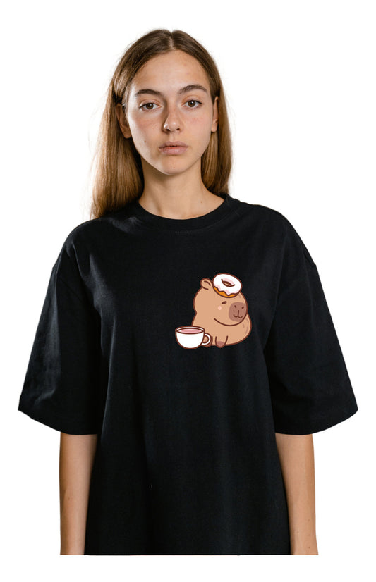 Playera Negra Hombre – Capibara con Dona y Café | Minimalismo Urbano