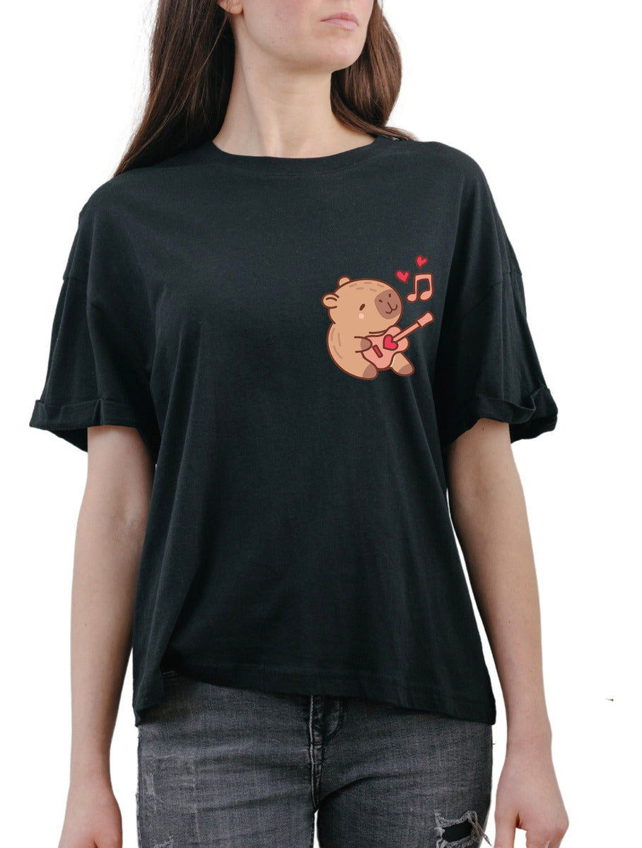 Playera Negra Mujer – Capibara Tocando Guitarra | Minimalismo Urbano