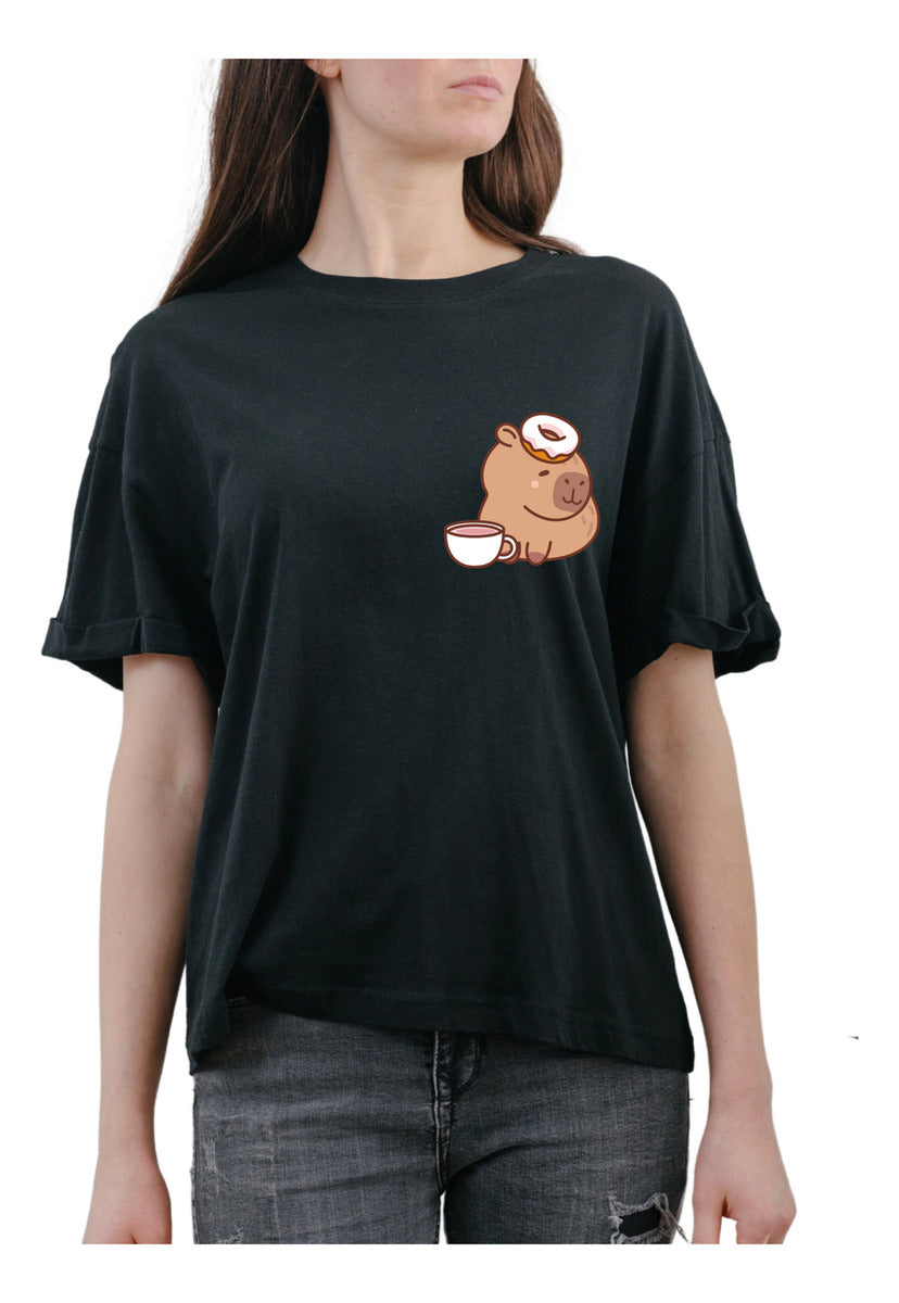 Playera Negra Hombre – Capibara con Dona y Café | Minimalismo Urbano