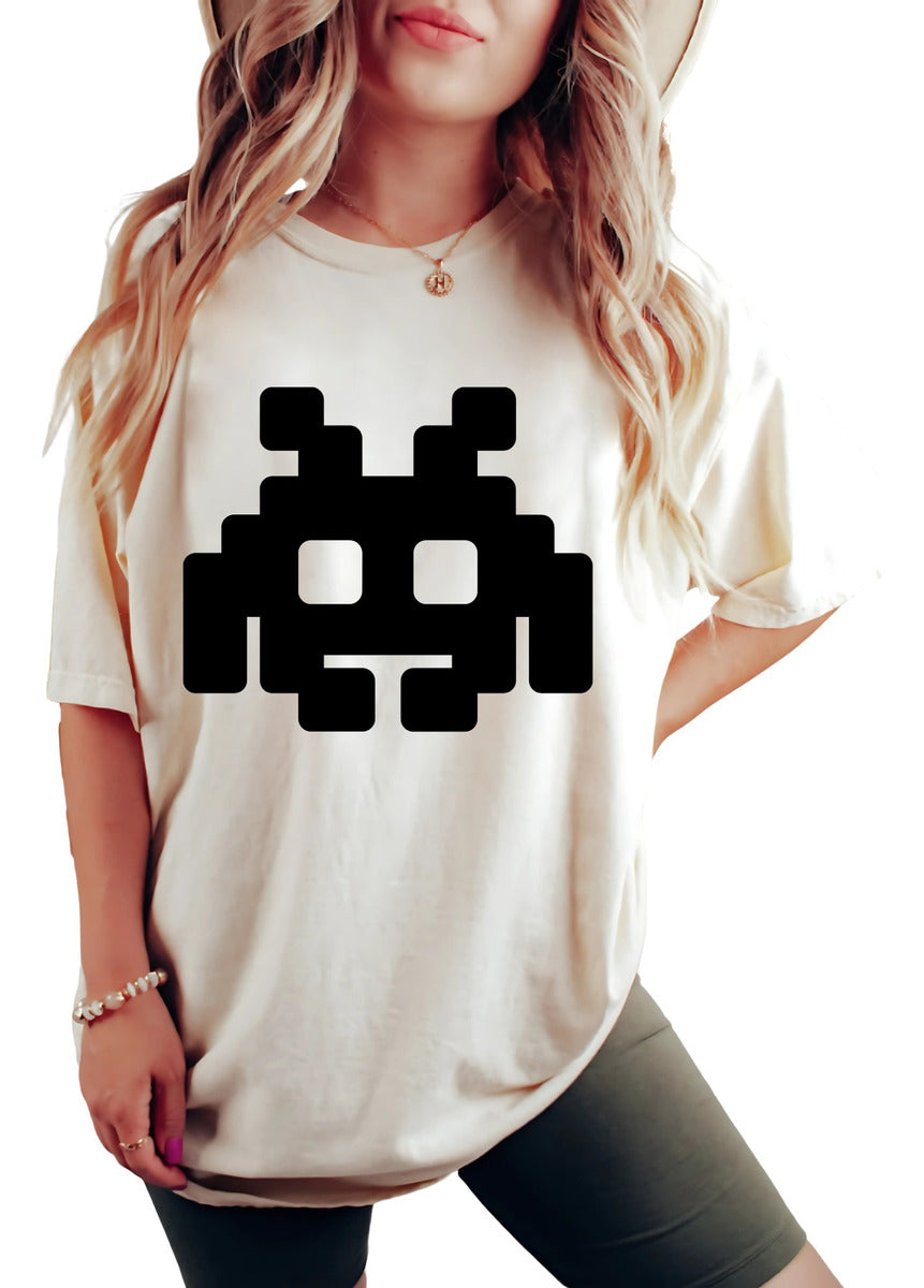 Playera Blanca y Negra Mujer – Marciano Pixel Art Minimalista | Minimalismo Urbano